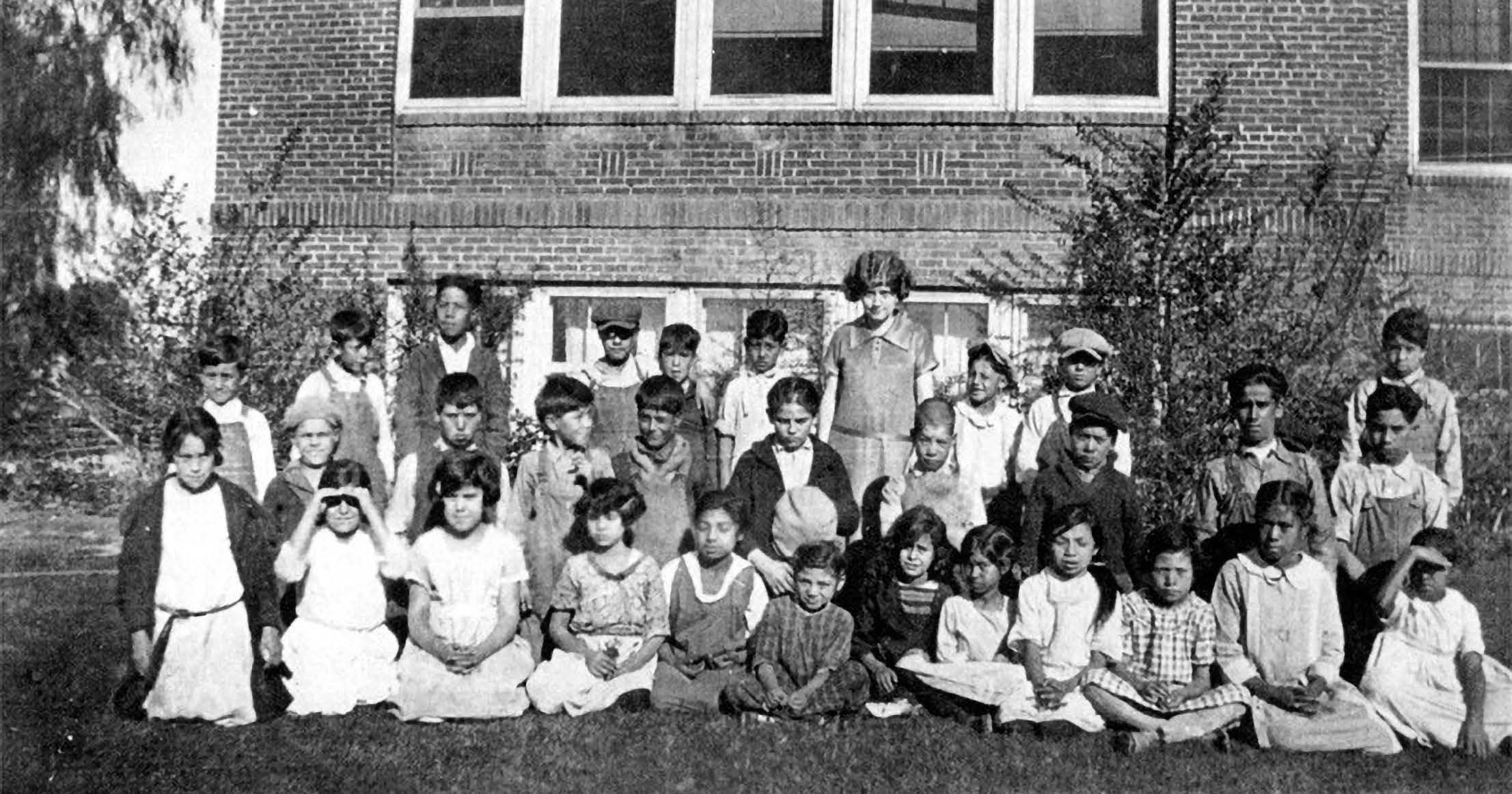 Class photo: kids sitting down