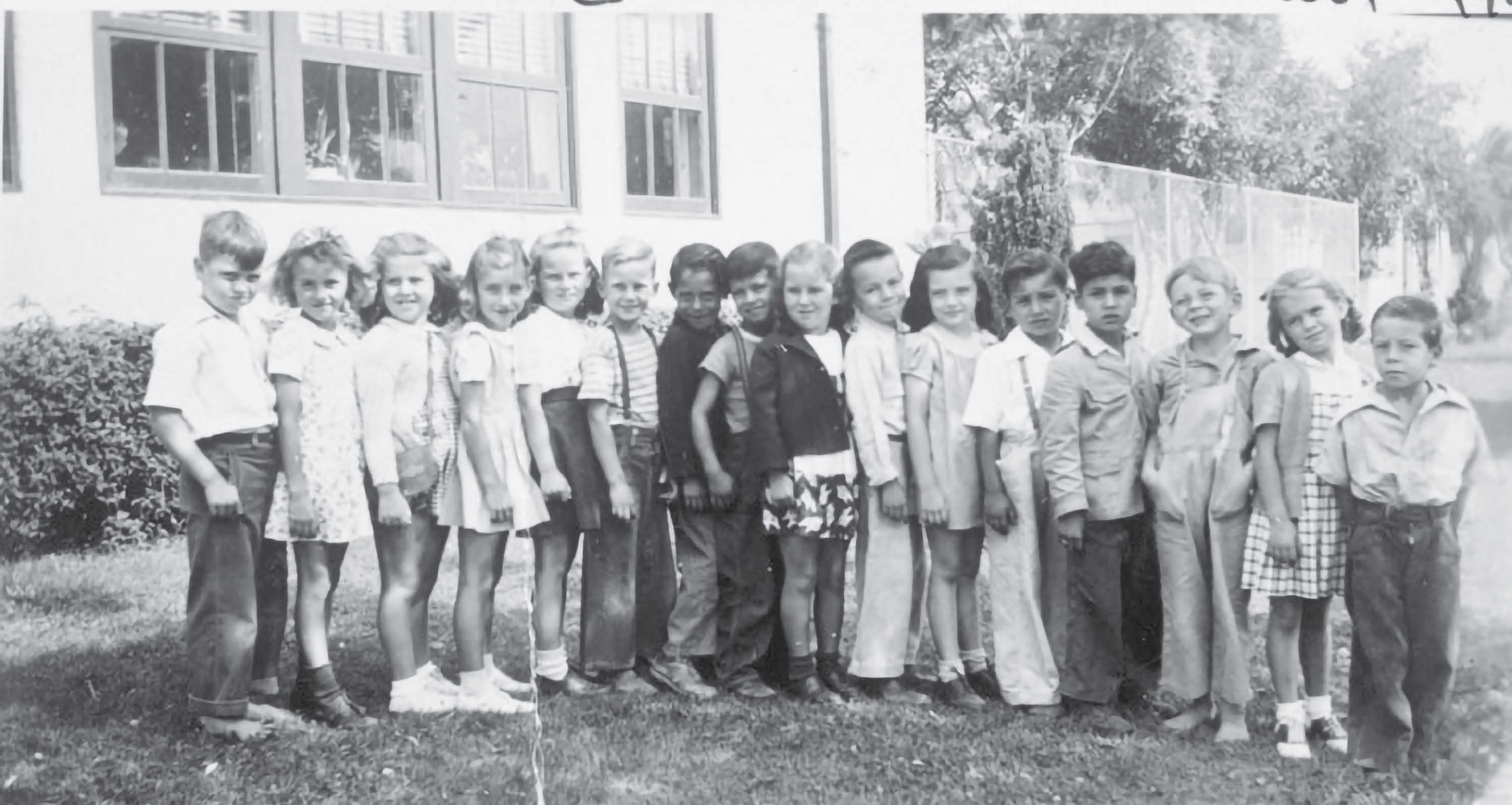 Class photo: kids standing